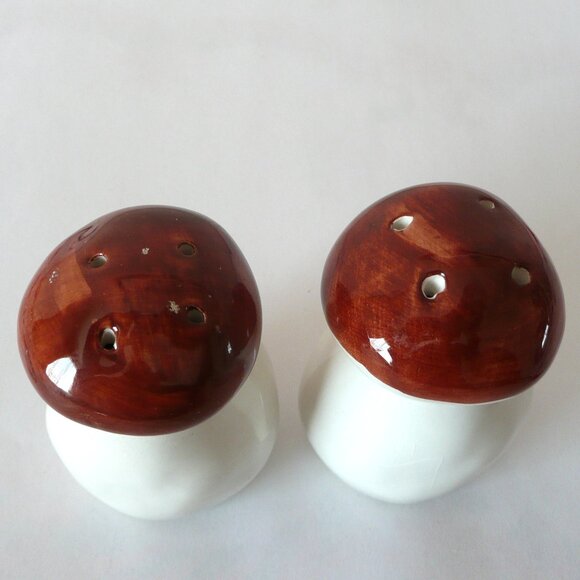 Vintage Mushroom Salt and Pepper Shakers Brown / White Retro - Picture 3 of 4